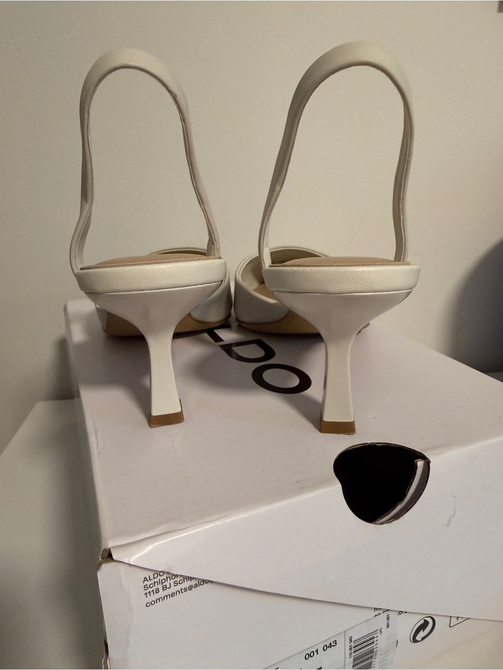 Aldo Gavedessi Ivory Pointed Slingback Heel - Picture 5 of 8
